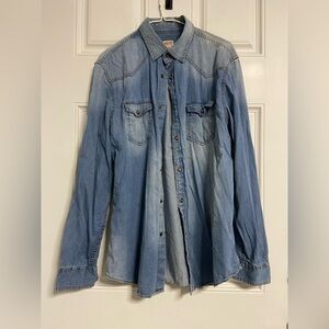 T30- MOSSIMO Light Wash Chambray Denim COWGIRL Snap-On Shirt